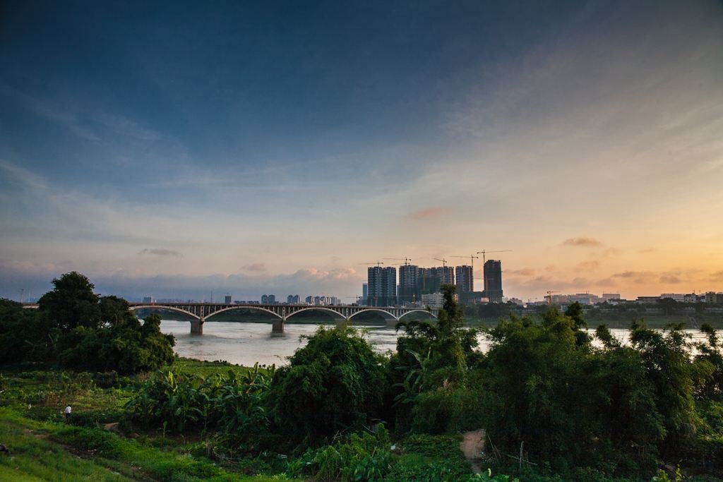 邕江南岸（濱江麗景花園小區-英華園別墅小區）拆圍建綠工程房屋加固工程